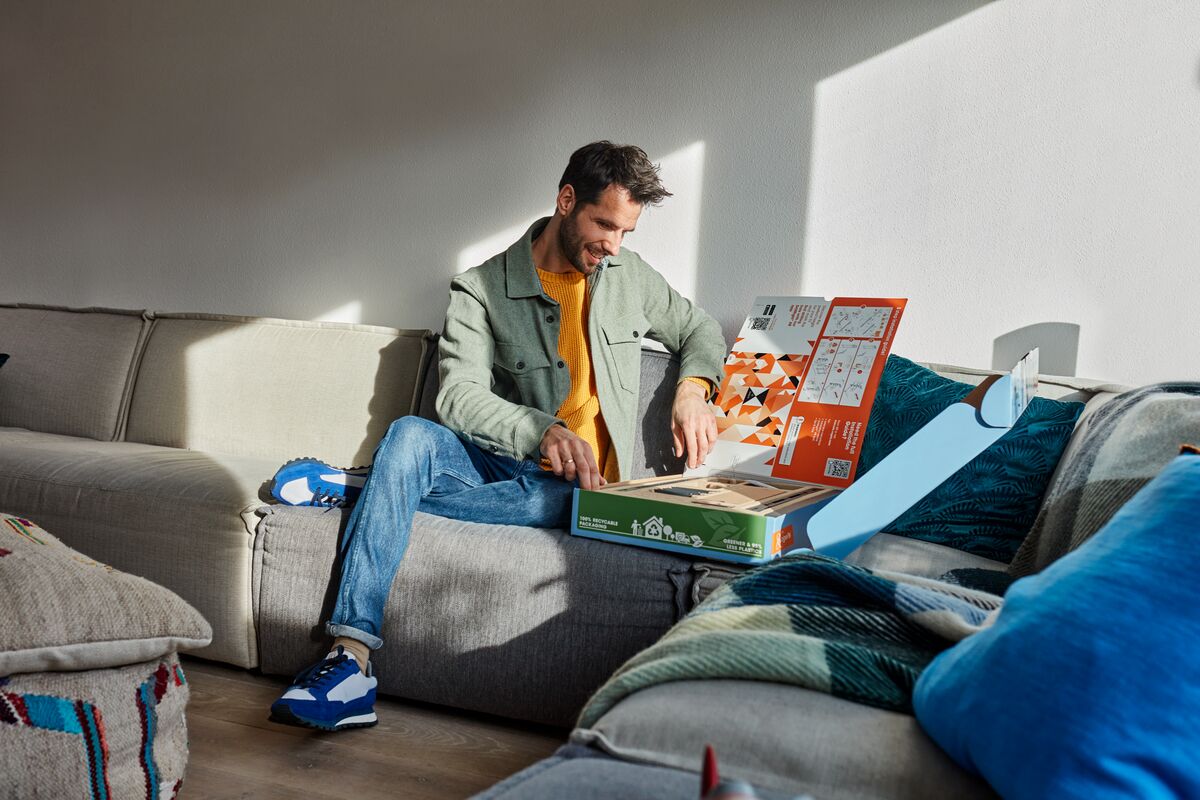 Vogels TVM3245 Schwenkbare TV-Wandhalterung bis 43 Zoll (Weiß)