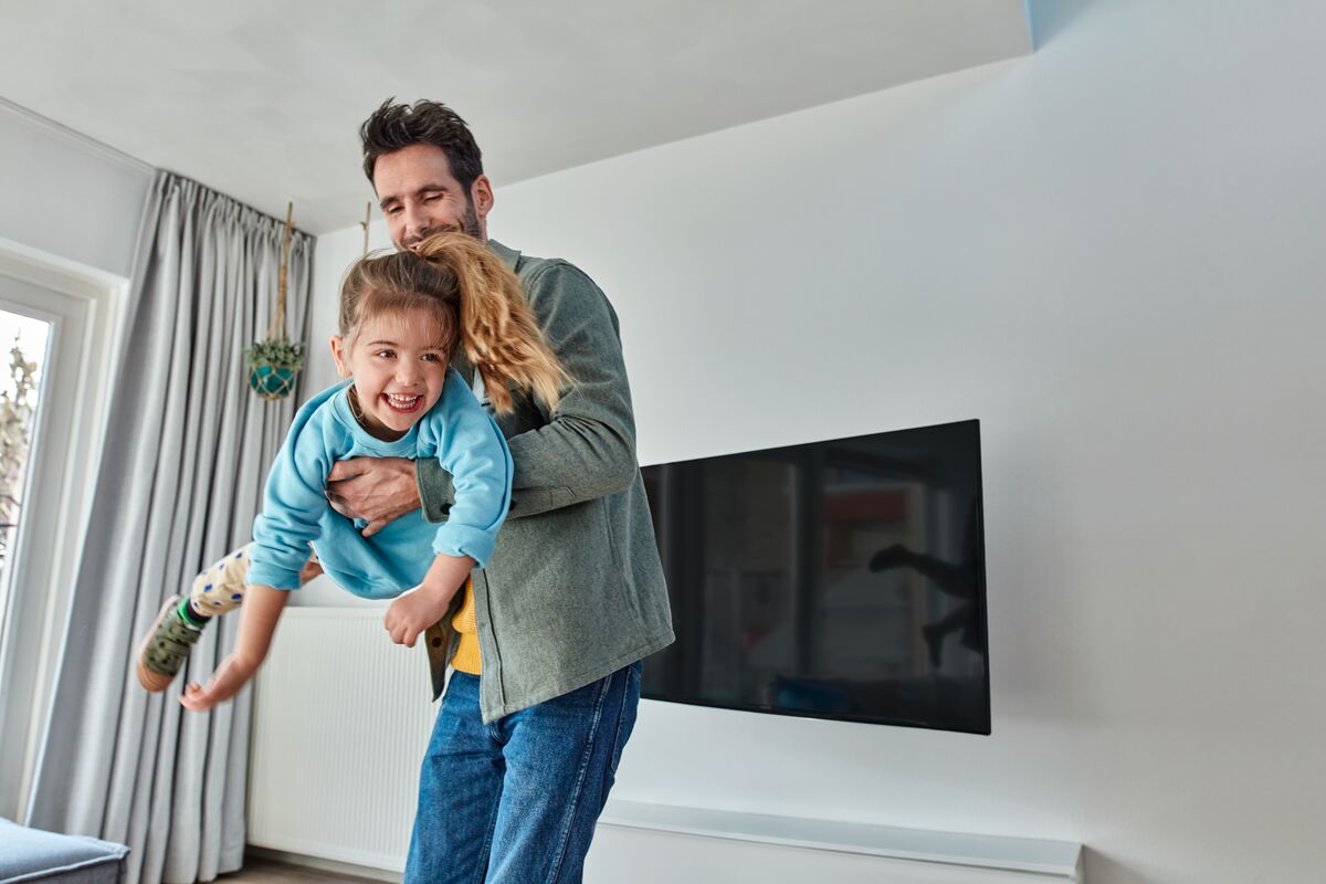 Vogels TVM3245 Schwenkbare TV-Wandhalterung bis 43 Zoll (Weiß)