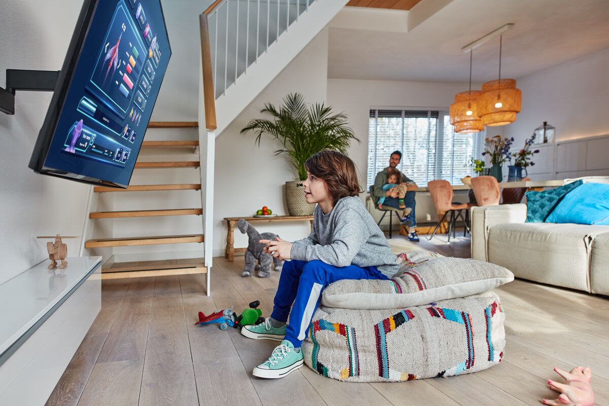 Vogels Comfort TVM3225 Schwenkbare TV-Wandhalterung bis 43 Zoll