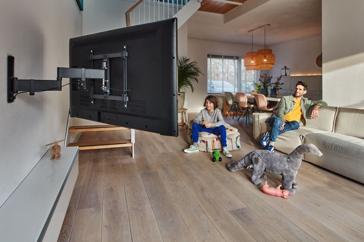Vogels TVM3445 Schwenkbare TV-Wandhalterung bis 65 Zoll (Schwarz)